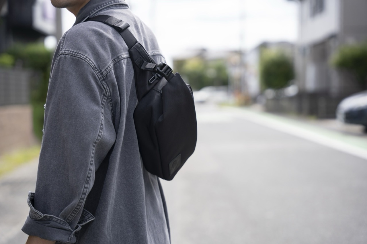 BLACKを斜め掛けにした側面からの着用イメージ