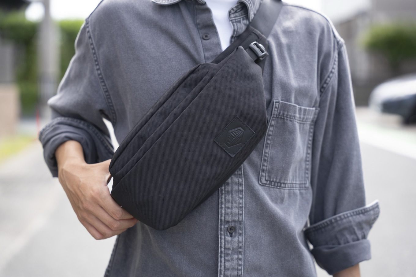 BLACKを身体の正面に回した着用イメージ