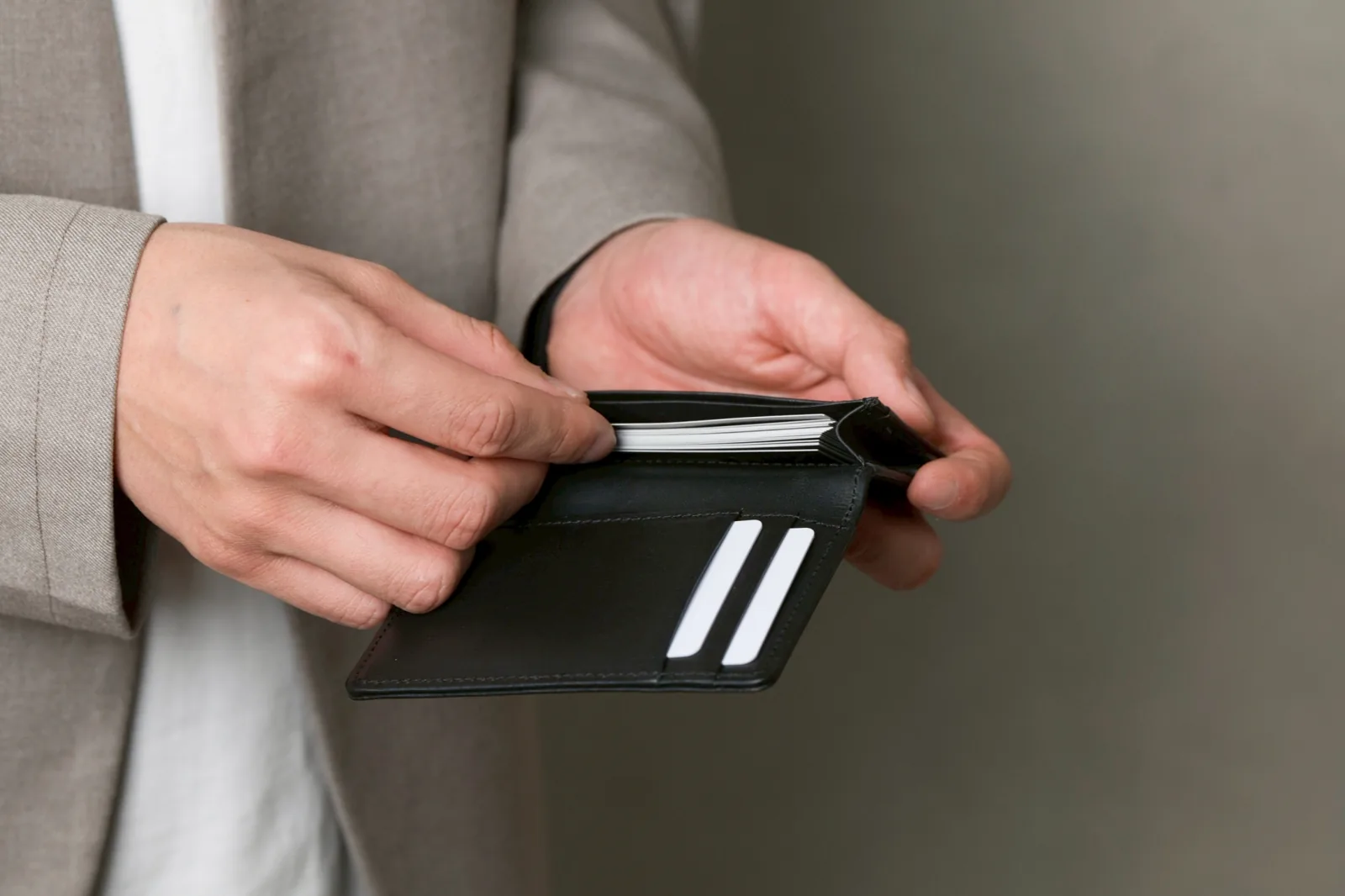 Business Card Holderから名刺を取り出すところ