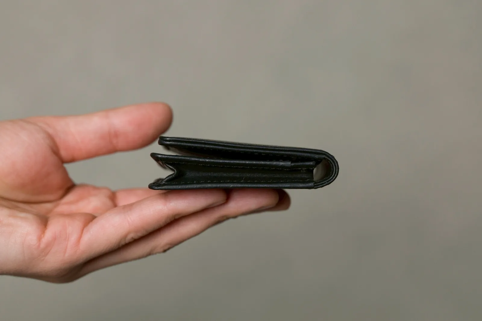閉じたBusiness Card Holderを手のひらに載せて真横から