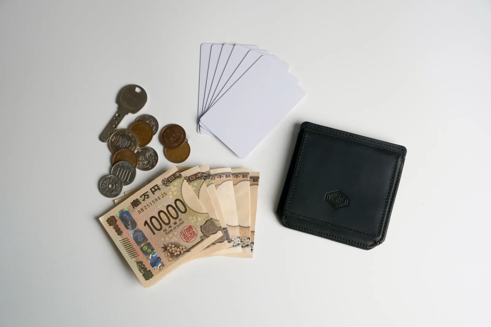 Compact Walletと、中に入れるお札・カード・小銭・鍵
