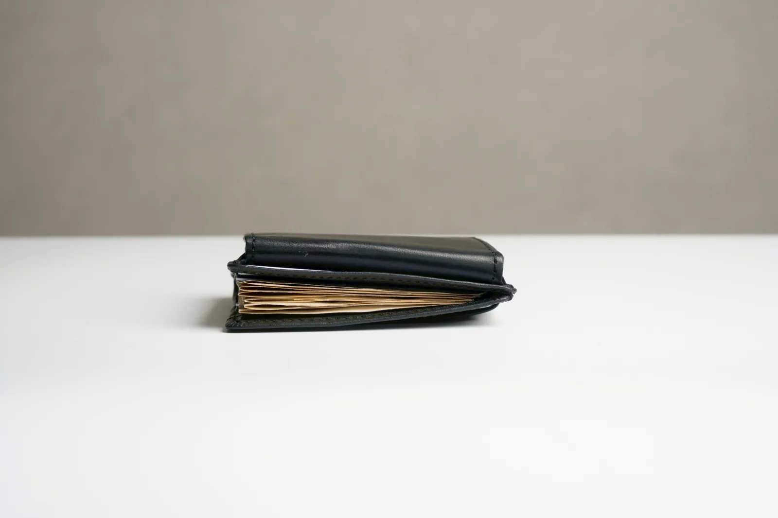 中身を入れたCompact Walletを真横から