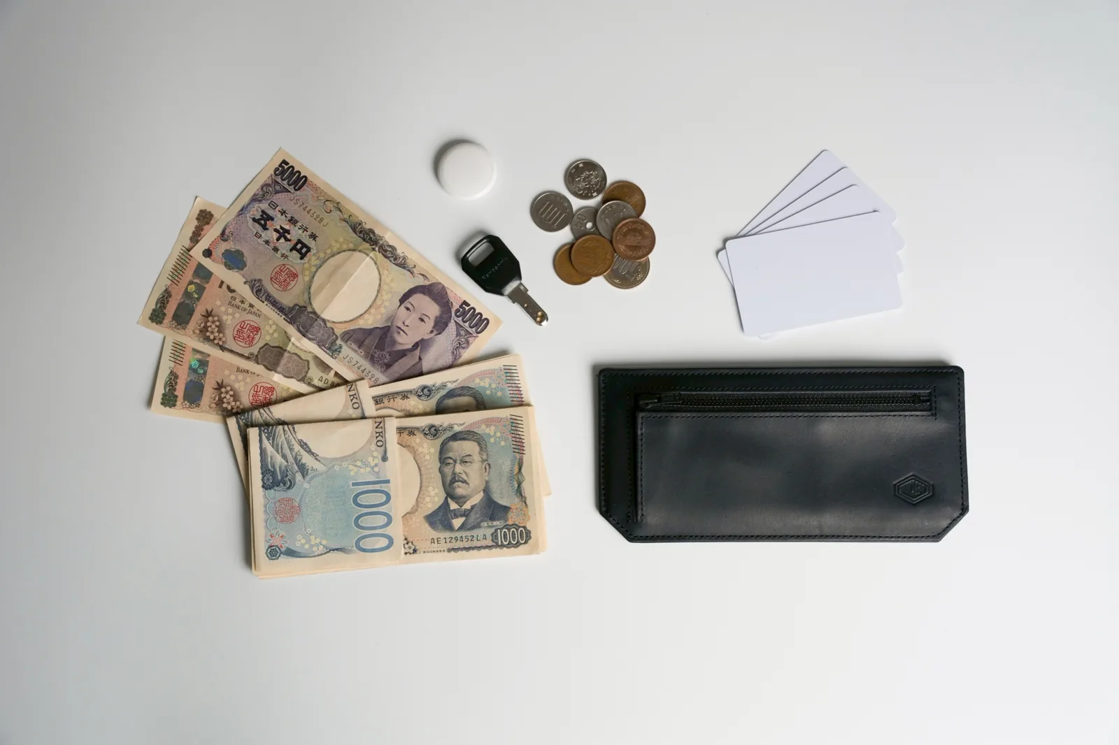 Long Walletと、中に入れるお札・カード・小銭・鍵・紛失防止タグ
