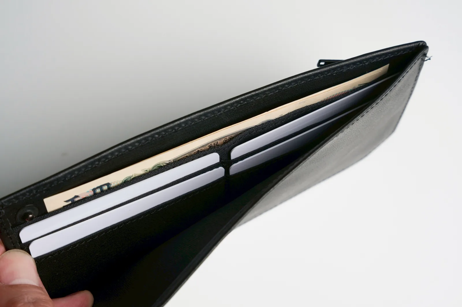 Long Walletを開いたところ。札入れとカードポケット