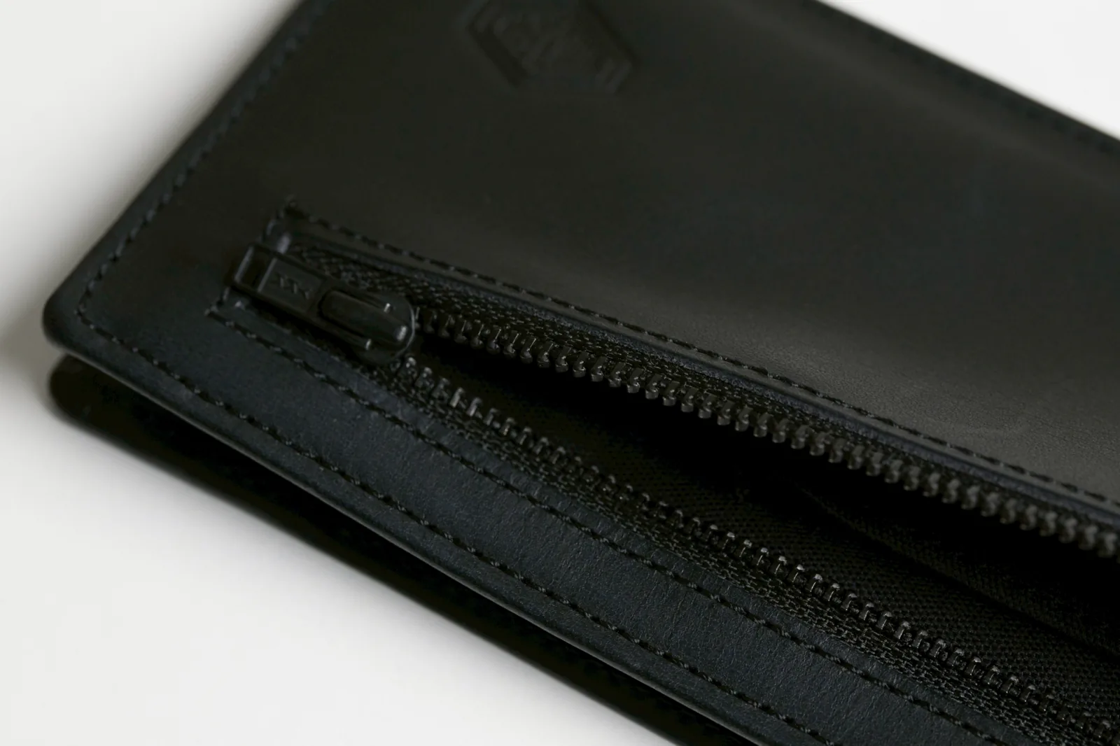 Long Wallet 外側のファスナーポケット