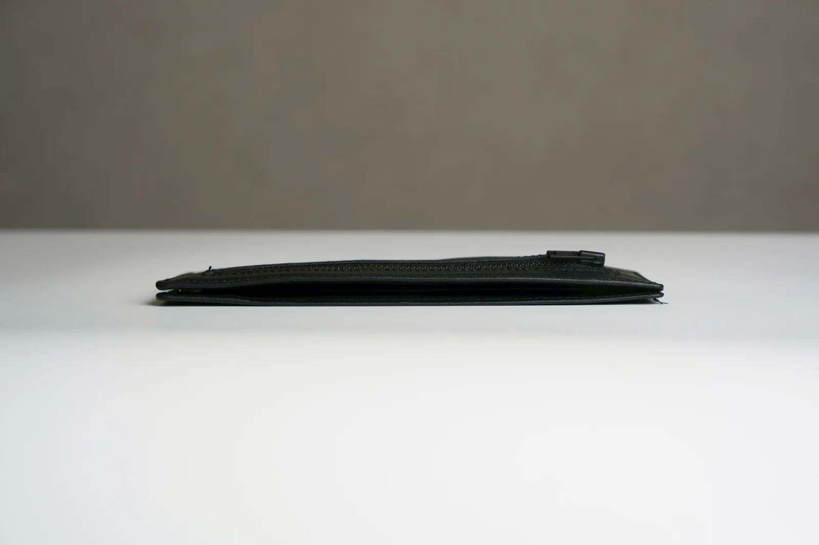 何も入れていないLong Walletを真横から