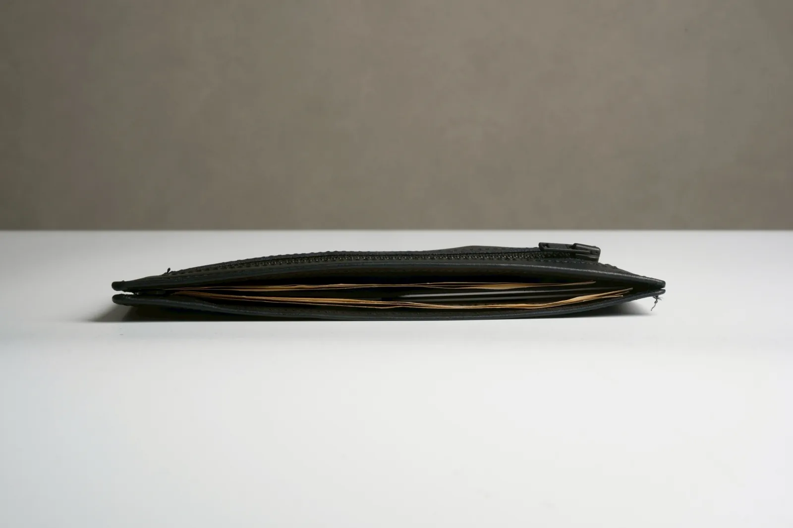 中身を入れたLong Walletを真横から
