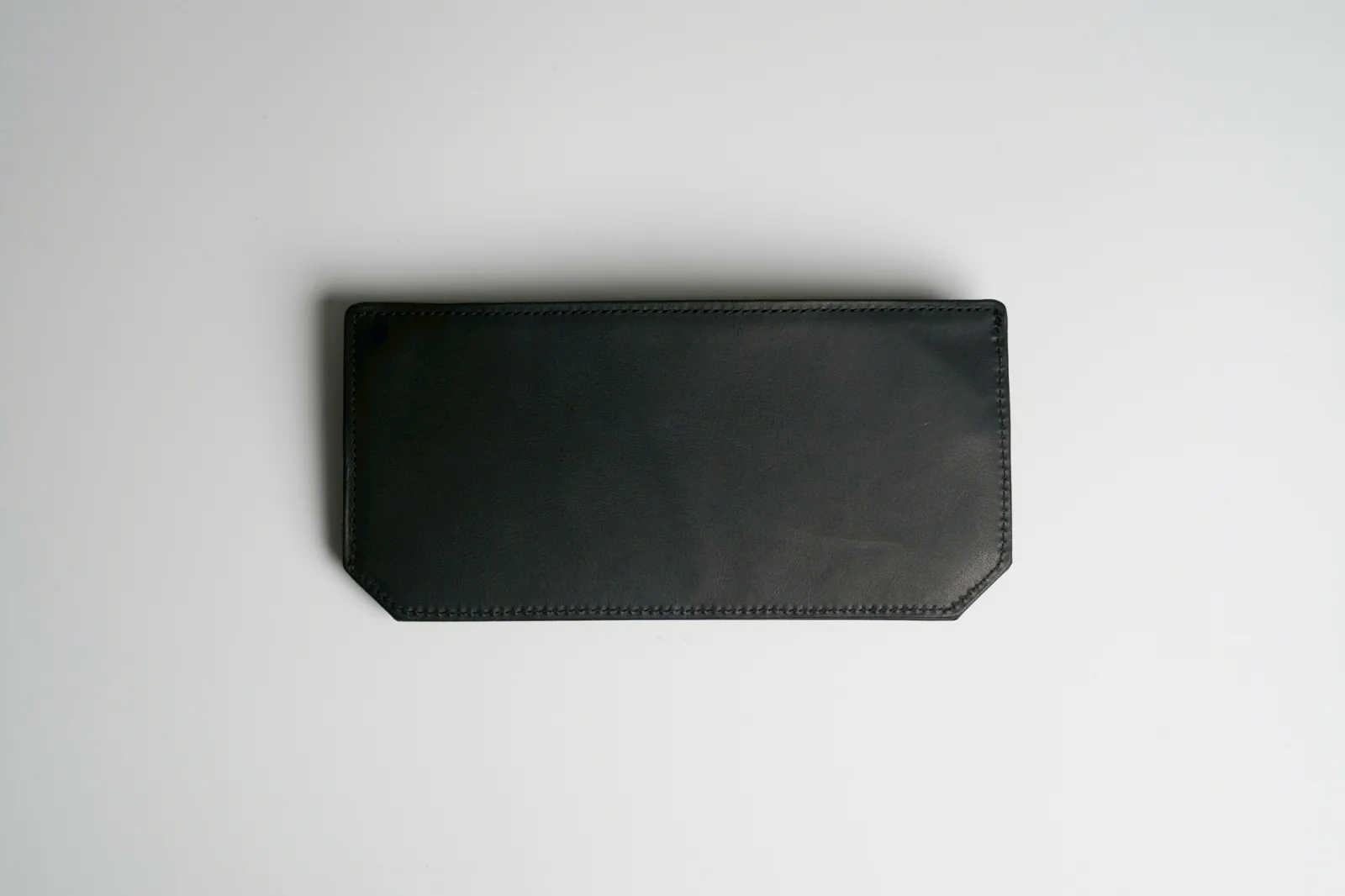Long Walletを正面から。下の角を斜めに落とした形
