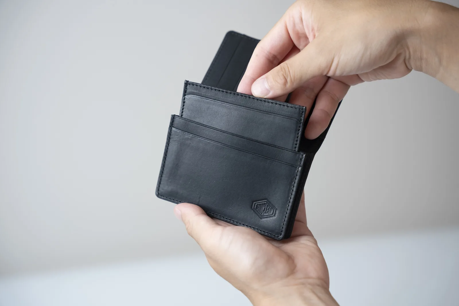 Business Card HolderにSlim Card Caseを入れるところ