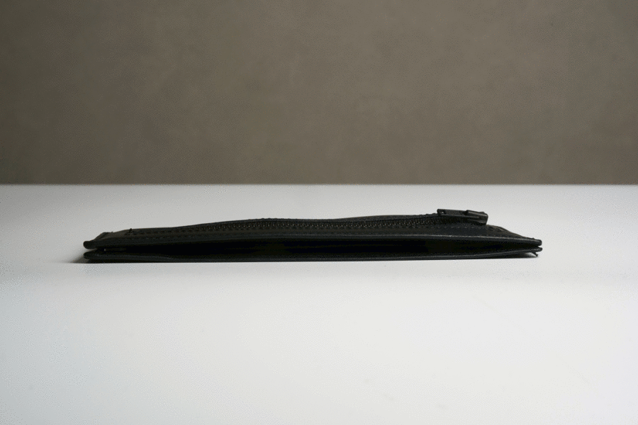 Long WalletにSlim Card Caseを入れるところ