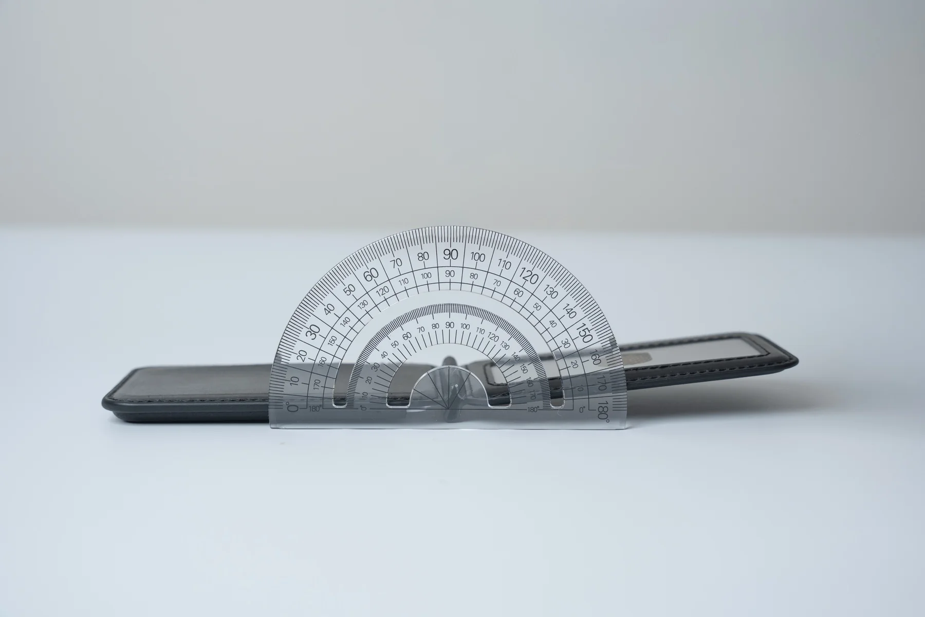 分度器で開く角度を測った様子