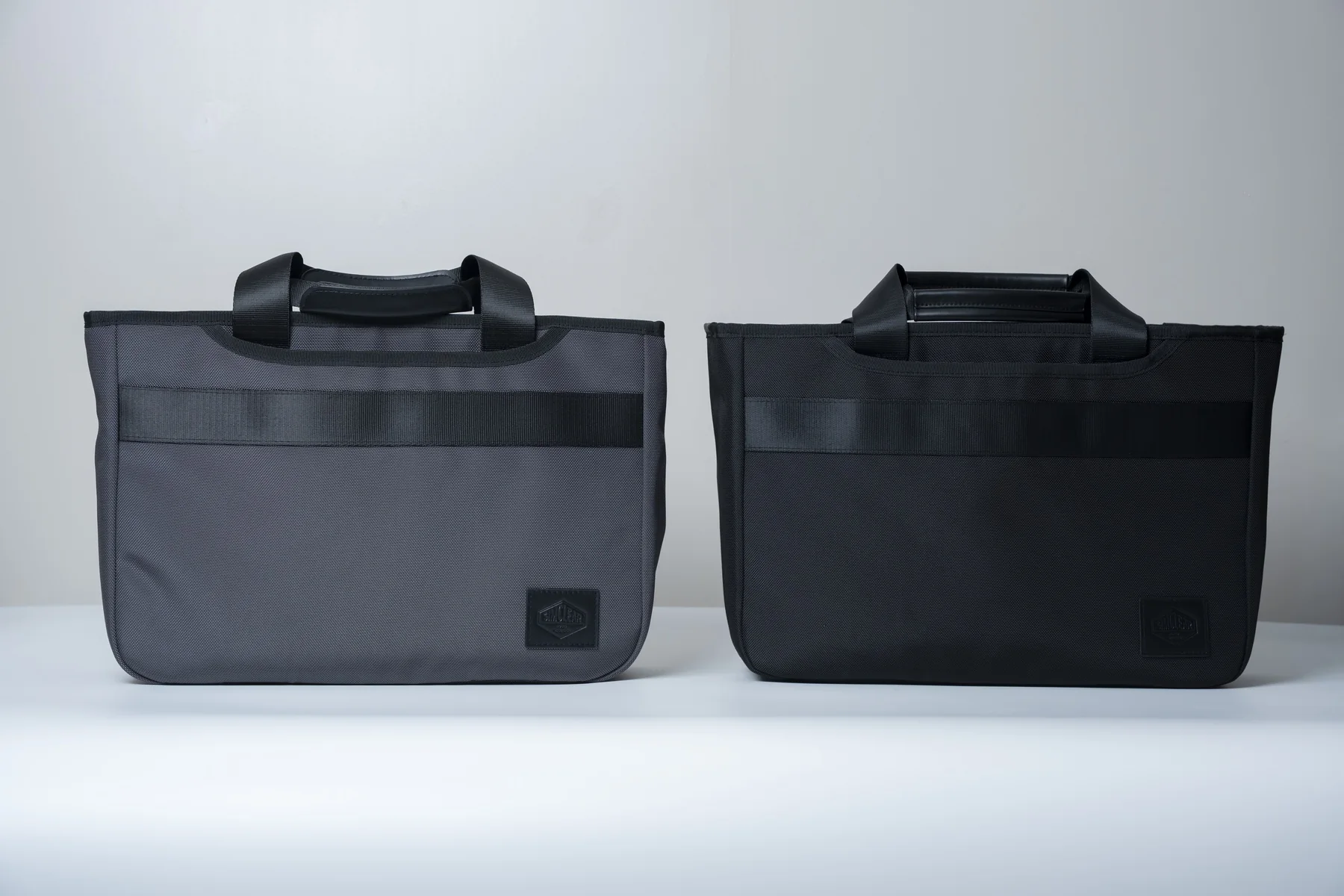 GREYとBLACKを正面から並べた商品写真