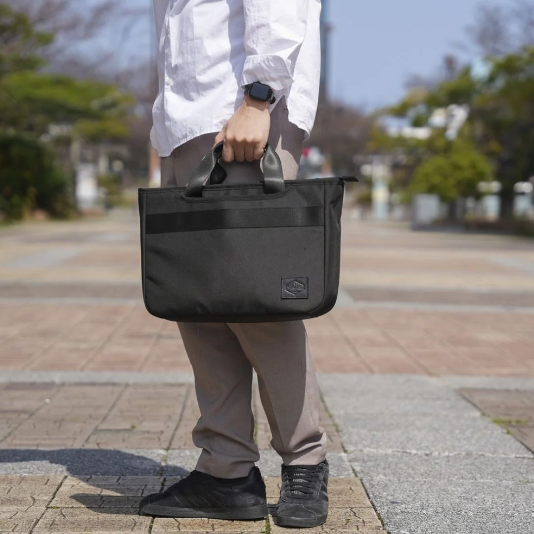 13インチPCを持って通勤するシーン
