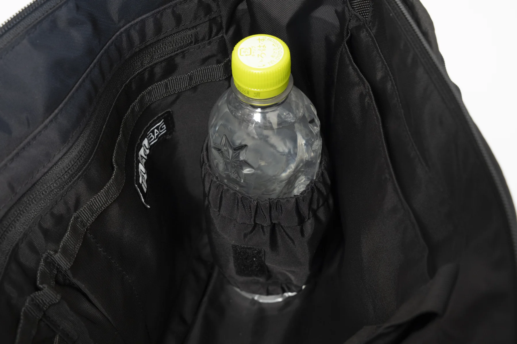 ドリンクホルダーに500mlペットボトルを立てた状態